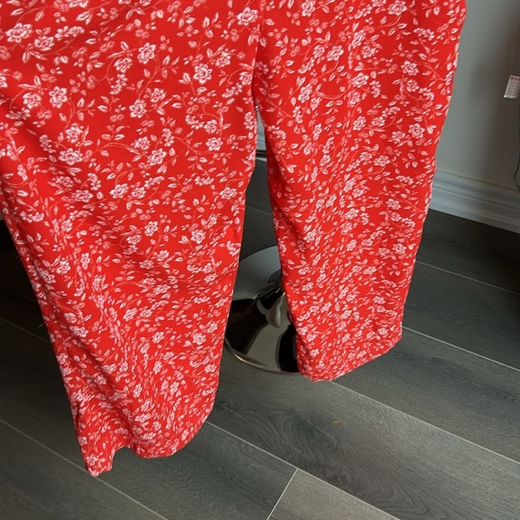 VINCE CAMUTO Fiery Red Island Oasis Flutter Sleeve Floral Cropped Jumpsuit - Picture 8 of 14